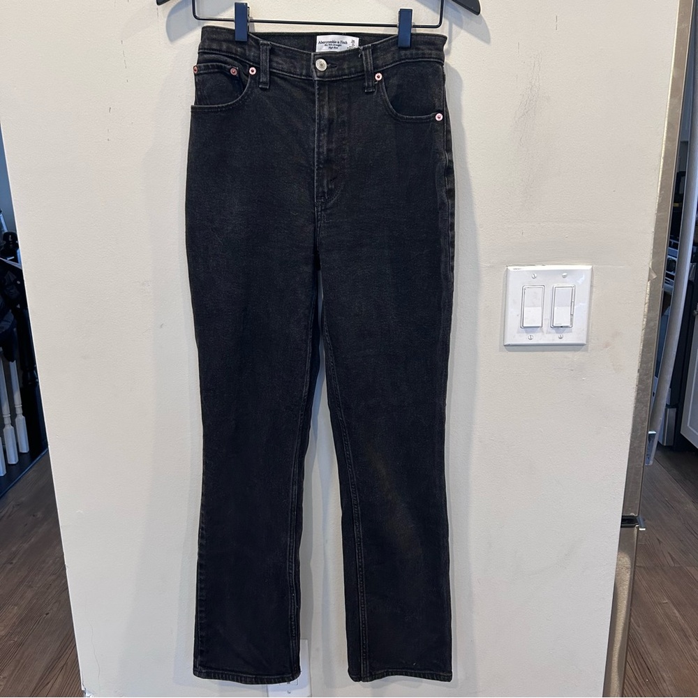 Abercrombie & Fitch 90s Ultra
High Rise Straight Jeans in a black wash. Size 26